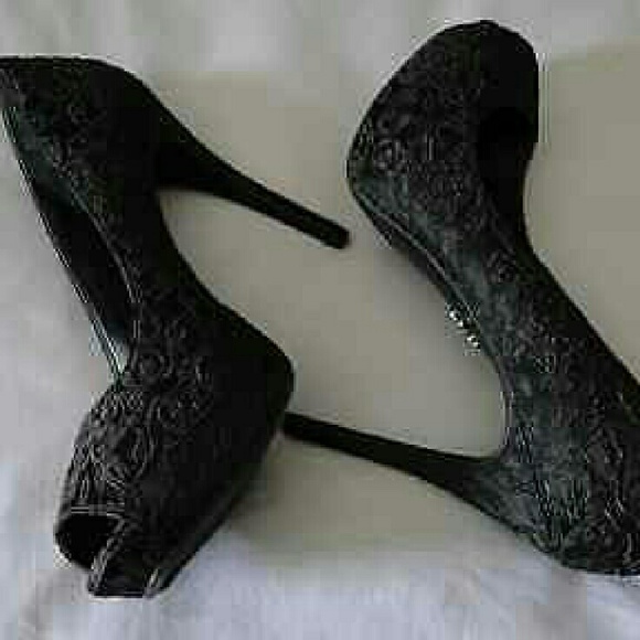 Vera Wang Orchid Embroidery Peep-Toe Pumps