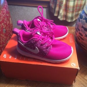 Girls Nike Roshe NWT