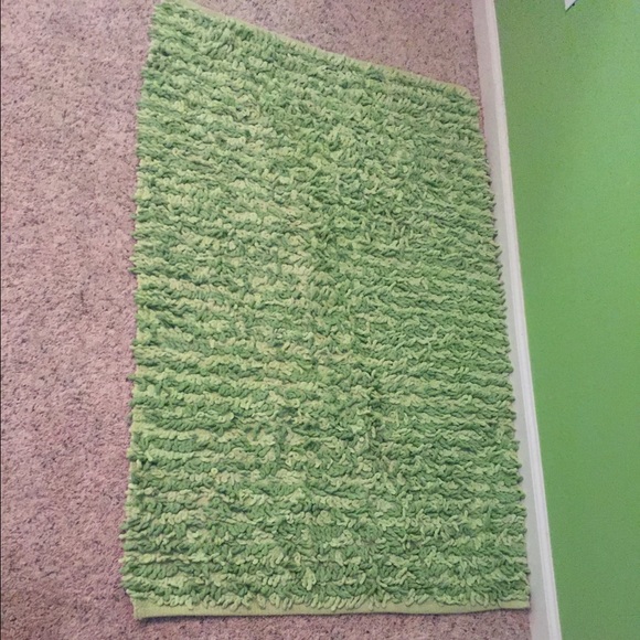 Small bathroom rug / bedside table rug.