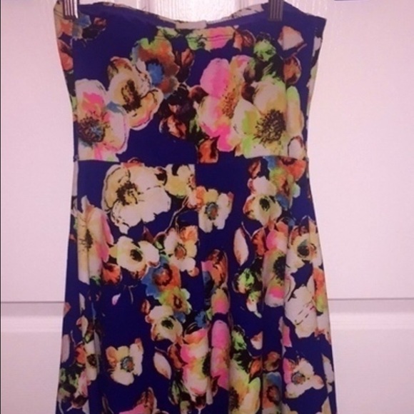 Blue floral print dress. Will fit sizes 2-6 - Picture 2 of 4