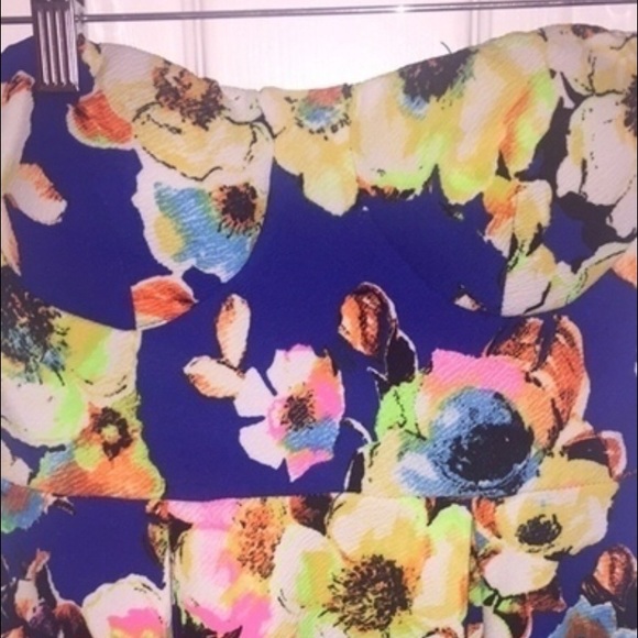 Blue floral print dress. Will fit sizes 2-6 - Picture 3 of 4