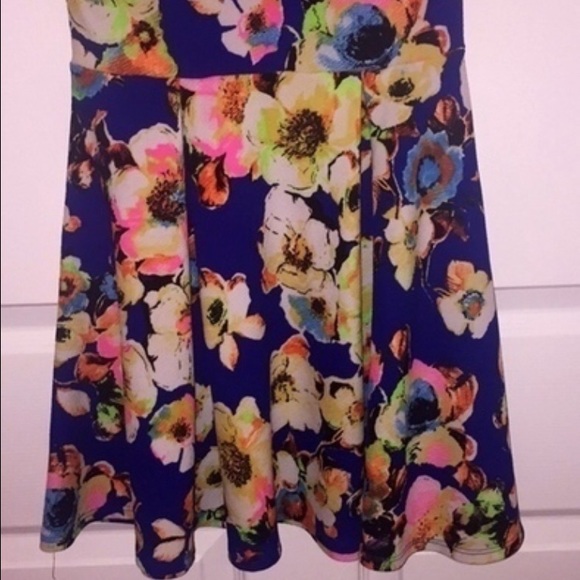 Blue floral print dress. Will fit sizes 2-6 - Picture 4 of 4