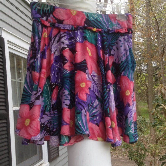 Flouncy flowery skirt