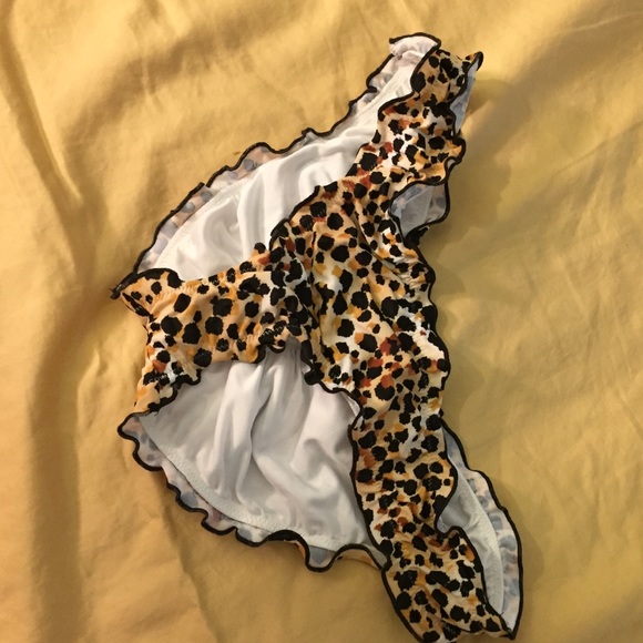 New Victoria secret push up w/ cheeky bottom - Picture 3 of 4