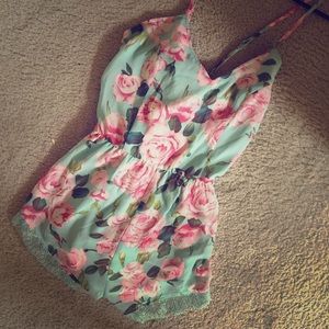 Tobi size M floral romper