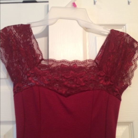 Red dress with lace cap sleeves - Picture 2 of 4