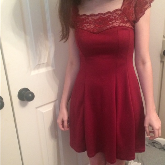 Red dress with lace cap sleeves - Picture 3 of 4