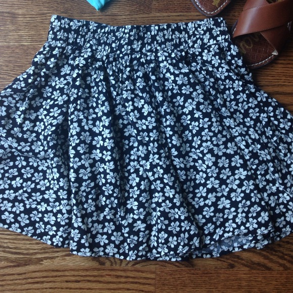 FLASH SALE Brandy Melville Mini Skirt - Picture 4 of 4