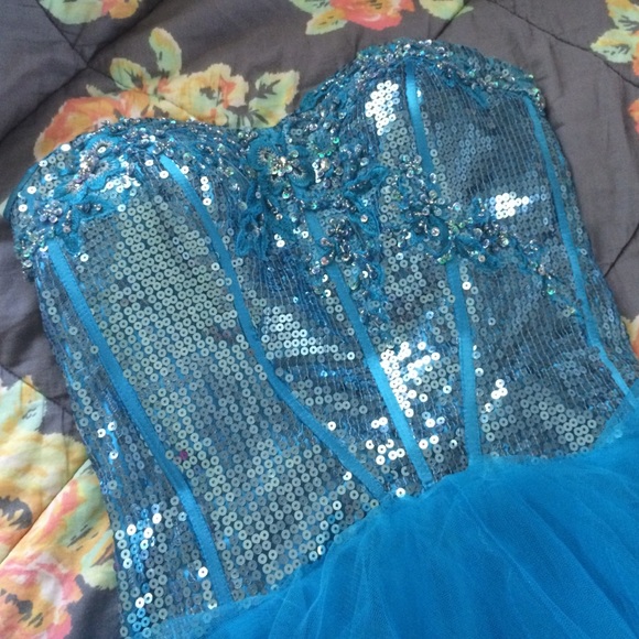 Deep blue short formals dress - Picture 2 of 4