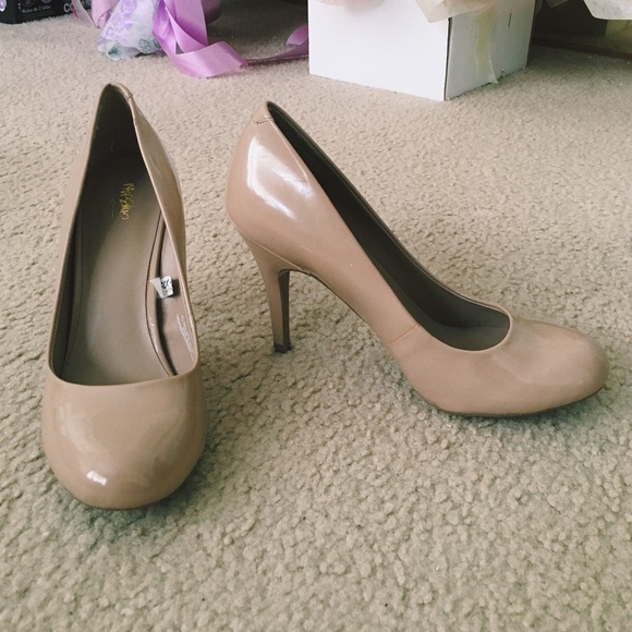 Mossimo Nude Round Toe Pumps