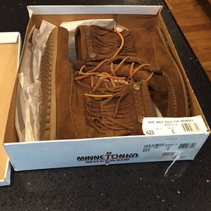 Minnetonka size 6 Dusty Brown Bootie