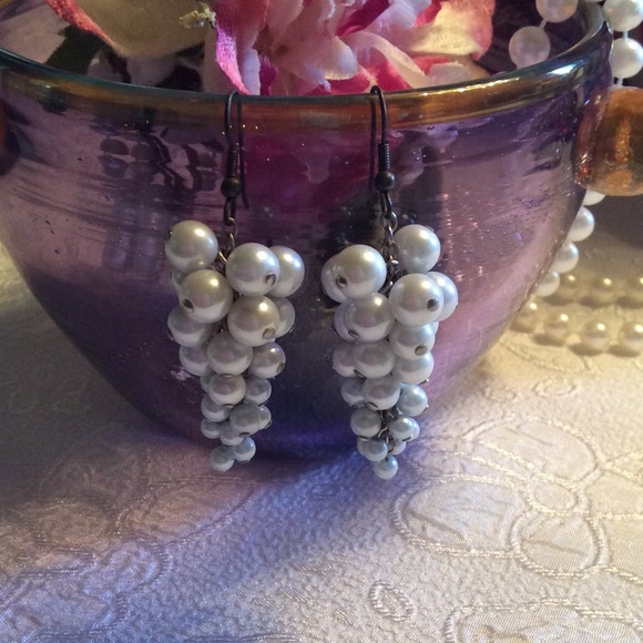 Hooked on Pearls! Fun faux pearl drop earrings 🍇 - Picture 3 of 6