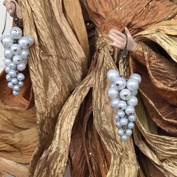 Hooked on Pearls! Fun faux pearl drop earrings 🍇 - Picture 5 of 6