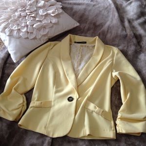 Pretty yellow and lace slightly cropped blazer