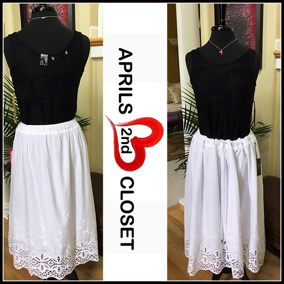 ❌SOLD❌❗️1-HOUR SALE❗️VINCE CAMUTO EYELET SKIRT - Picture 2 of 8