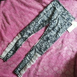 BNWT aloyoga mono waves/white mesh leggings