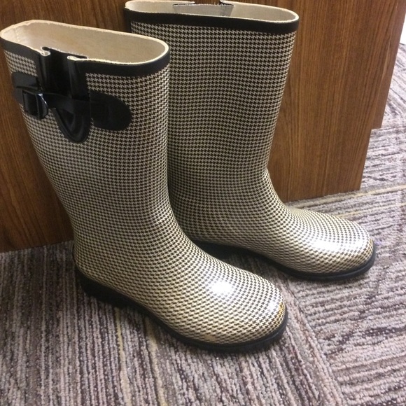 Size 7 rain boots