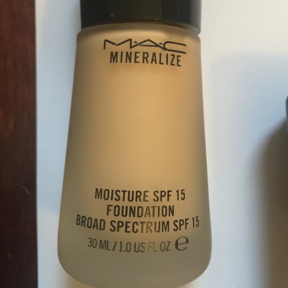 MAC Mineralize Moisture SPF Foundation Like New! - Picture 2 of 3