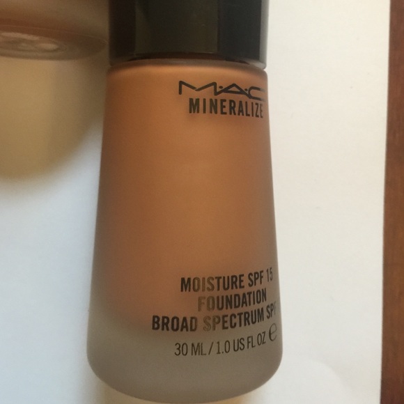 MAC Mineralize Moisture SPF Foundation Like New! - Picture 3 of 3