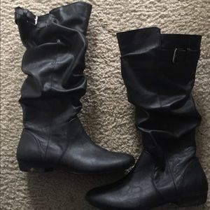 Black boots for women.