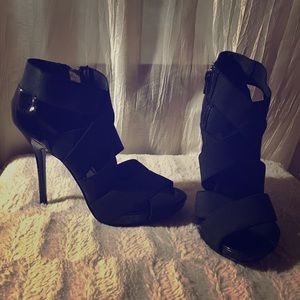 EXCHANGE by Charles David Black Elastic Stillettos