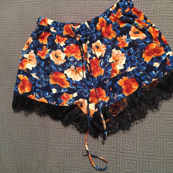 Forever 21 Pants - Floral shorts💐🌤