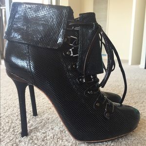 Booties. Patent leather