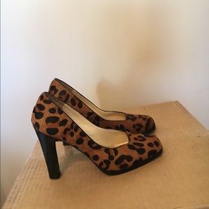Leopard print pumps