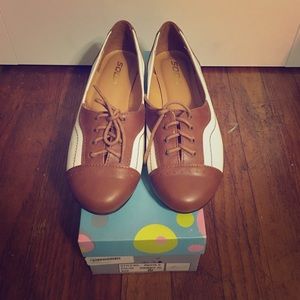 Lace Up Oxford Flats in Tan/White