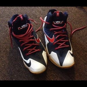 LeBron 11 "July 4th" size US 9.5 Nike