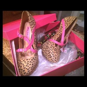 Betsey Johnson size 6