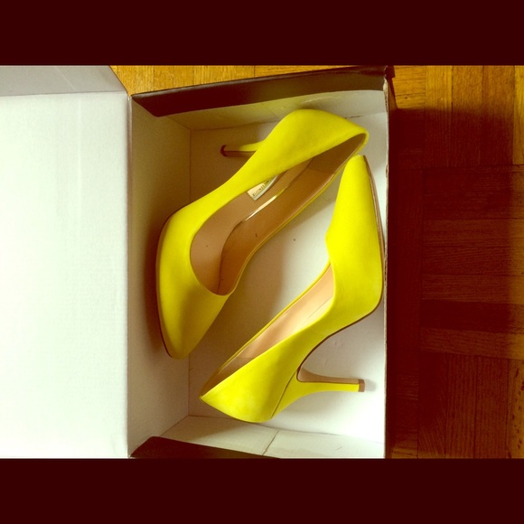 INC sz 7 yellow suede pumps brand new