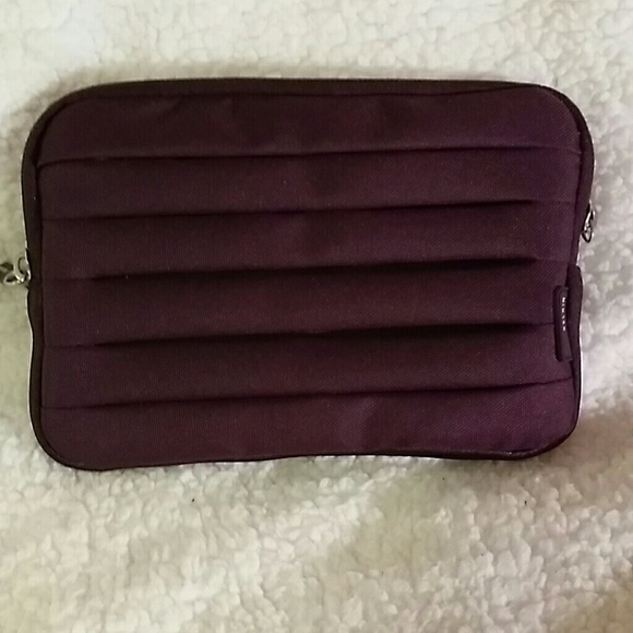 Belkin 8" padded case with pleated design purple
