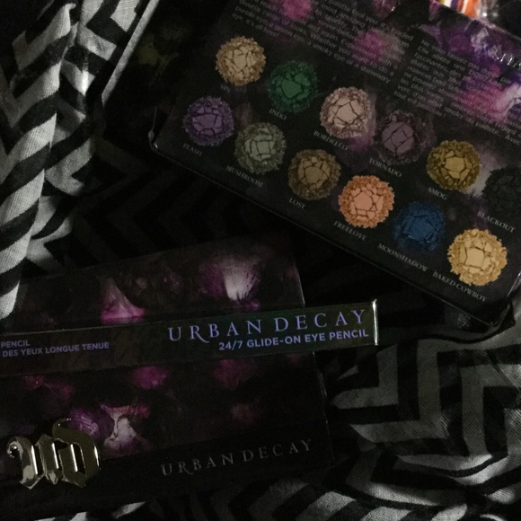 ✨2 hr only!! Urban Decay✨NEW! SHADOWBOX!!+MORE👍 - Picture 2 of 4