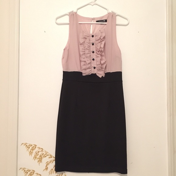 A perfect dress for work or date night! Size: M.