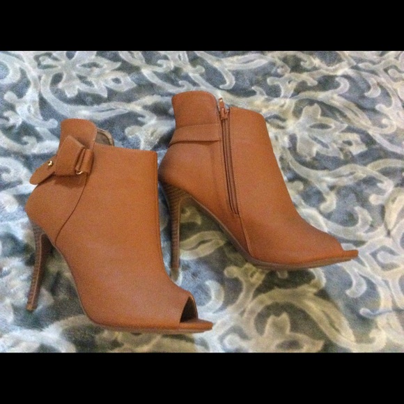 Never worn carmel open toe bootie w gold detail - Picture 2 of 4