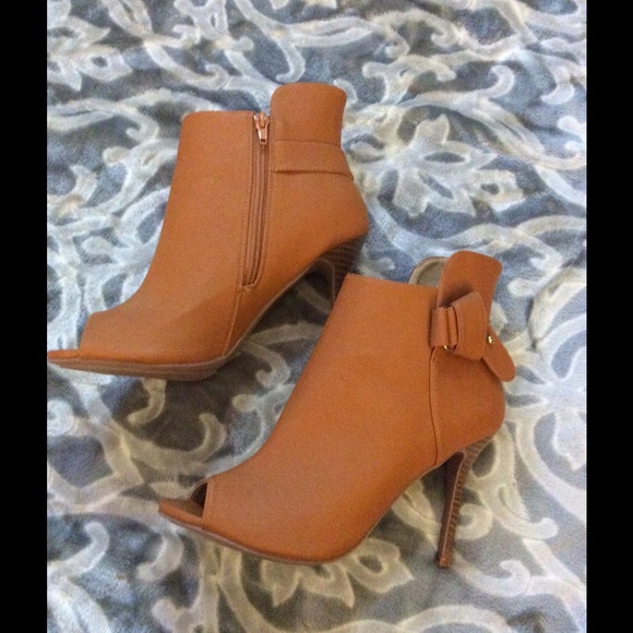 Never worn carmel open toe bootie w gold detail - Picture 3 of 4