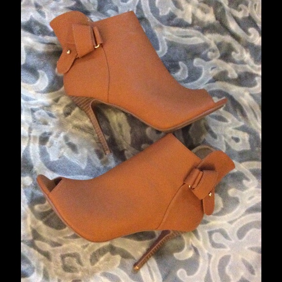 Never worn carmel open toe bootie w gold detail - Picture 4 of 4