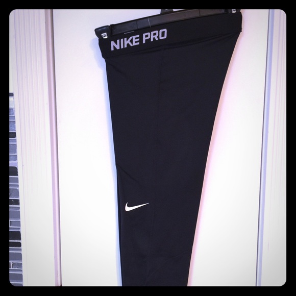 Nike Pants - Chic Nike Pro Dri-Fit mid calf length leggings