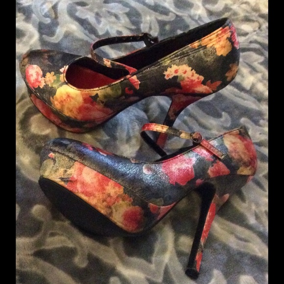 Beautiful floral Mary Jane platform pump - Picture 2 of 4