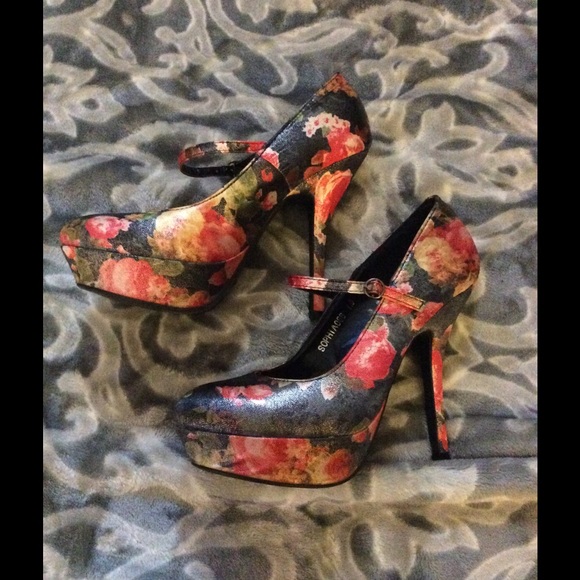 Beautiful floral Mary Jane platform pump - Picture 3 of 4