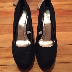 Black pumps