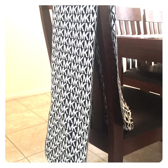 MK stylish scarf