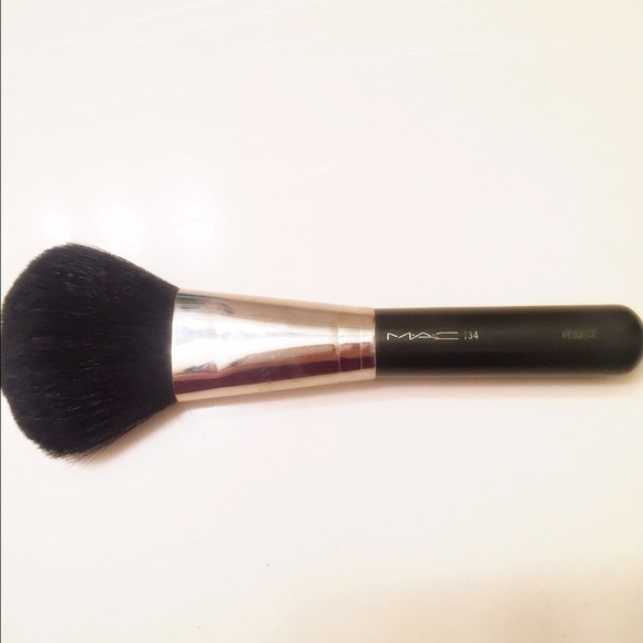 Mac 134 Large powder brush