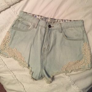 Light wash, high waited short with lace detailing