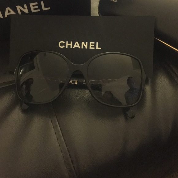 Authentic Chanel sunglasses only worn 2x - Picture 2 of 3