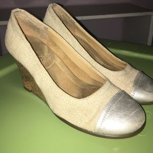 Tan / silver wedges