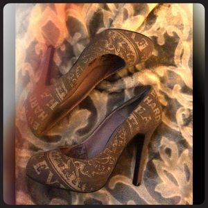Gray Ed Hardy round toe pump