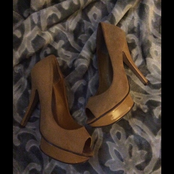 Mustard peep toe platform pump. Vegan suede. - Picture 2 of 3