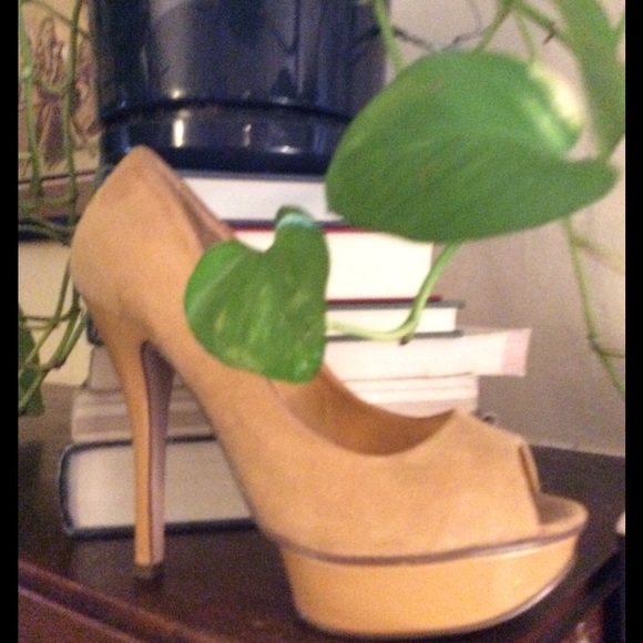 Mustard peep toe platform pump. Vegan suede. - Picture 3 of 3